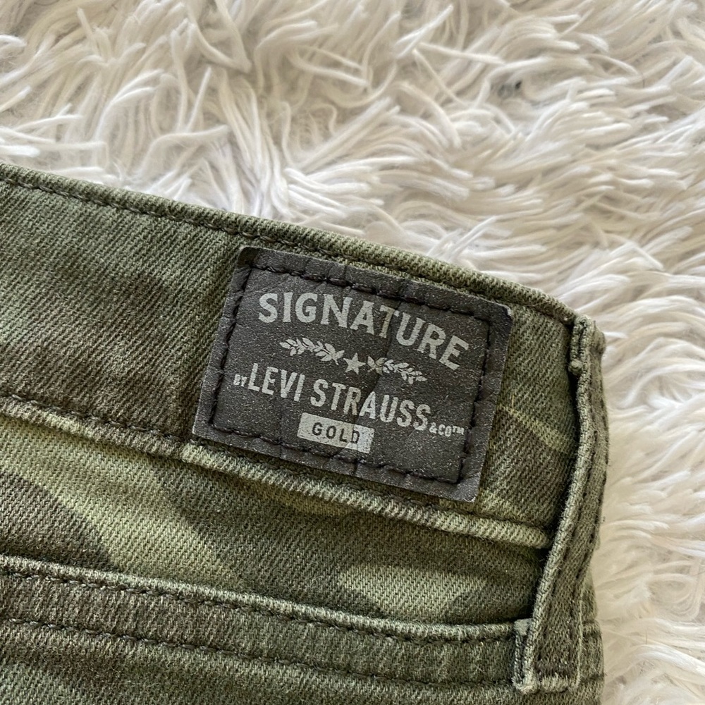 Levi’s Camo Mid Rise Shorts - Picture 7 of 9